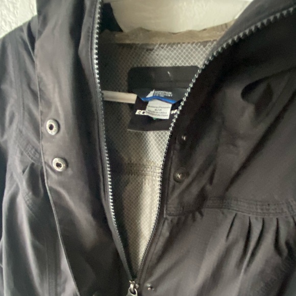 Black Mountain Equipment Co-op light Spring rain jacket. Women’s size small. - Picture 3 of 12